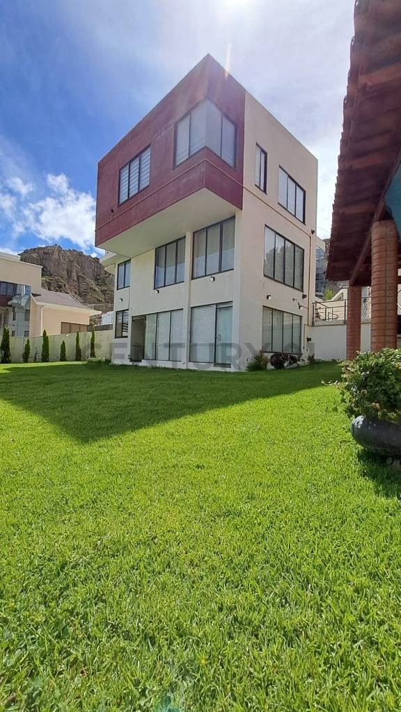 Casa en La Florida en La Paz 4 dormitorios 6 baños 4 parqueos Foto 2