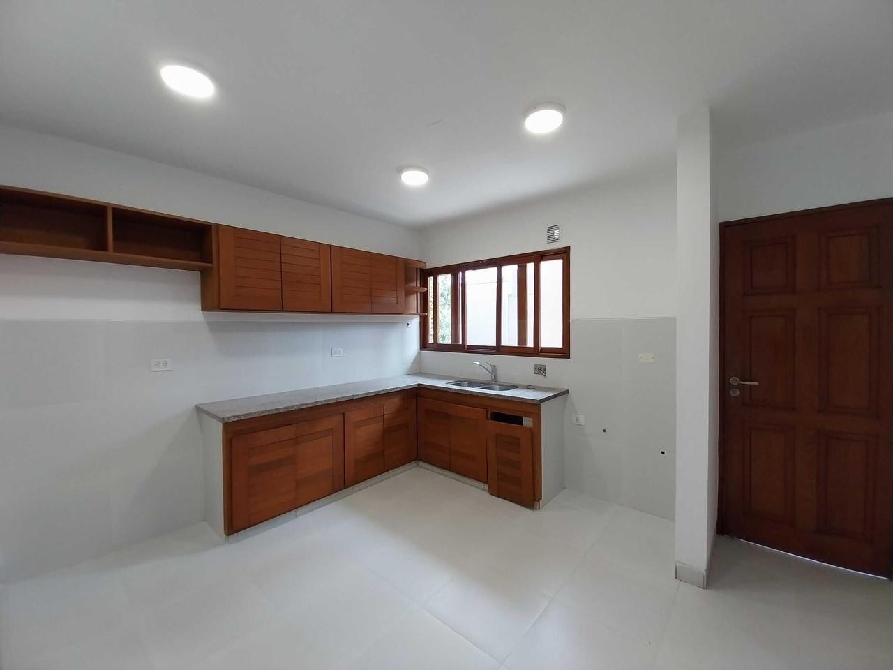 Casa en AlquilerCASA EN ALQUILER - ZONA OESTE - AV. ROCA Y CORONADO  Foto 5