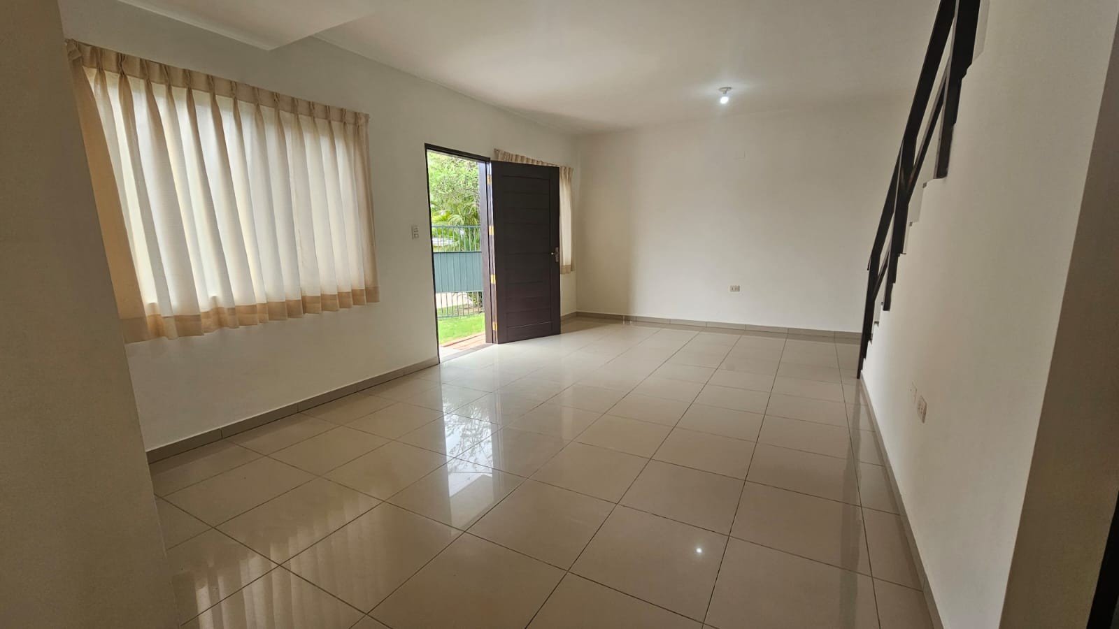 Casa en AlquilerEn el Urubo alquilo hermosa casa de 2 pisos de 3 dormitorios  3 dormitorios 4 baños 2 parqueos Foto 3