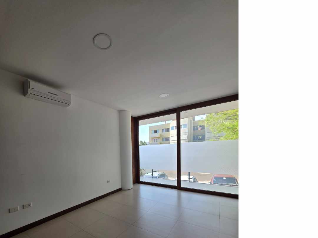 Departamento en AlquilerZona Norte 
6to. Anillo ( Av.Banzer y Beni)
Condominio Torres de  la Sierra 3 dormitorios 4 baños 1 parqueos Foto 14