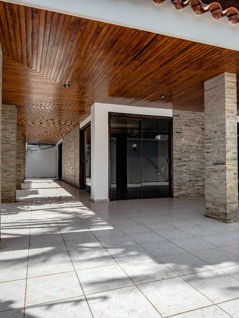 Casa en Entre 1er y 2do anillo Norte en Santa Cruz de la Sierra 4 dormitorios 4 baños 3 parqueos Foto 3