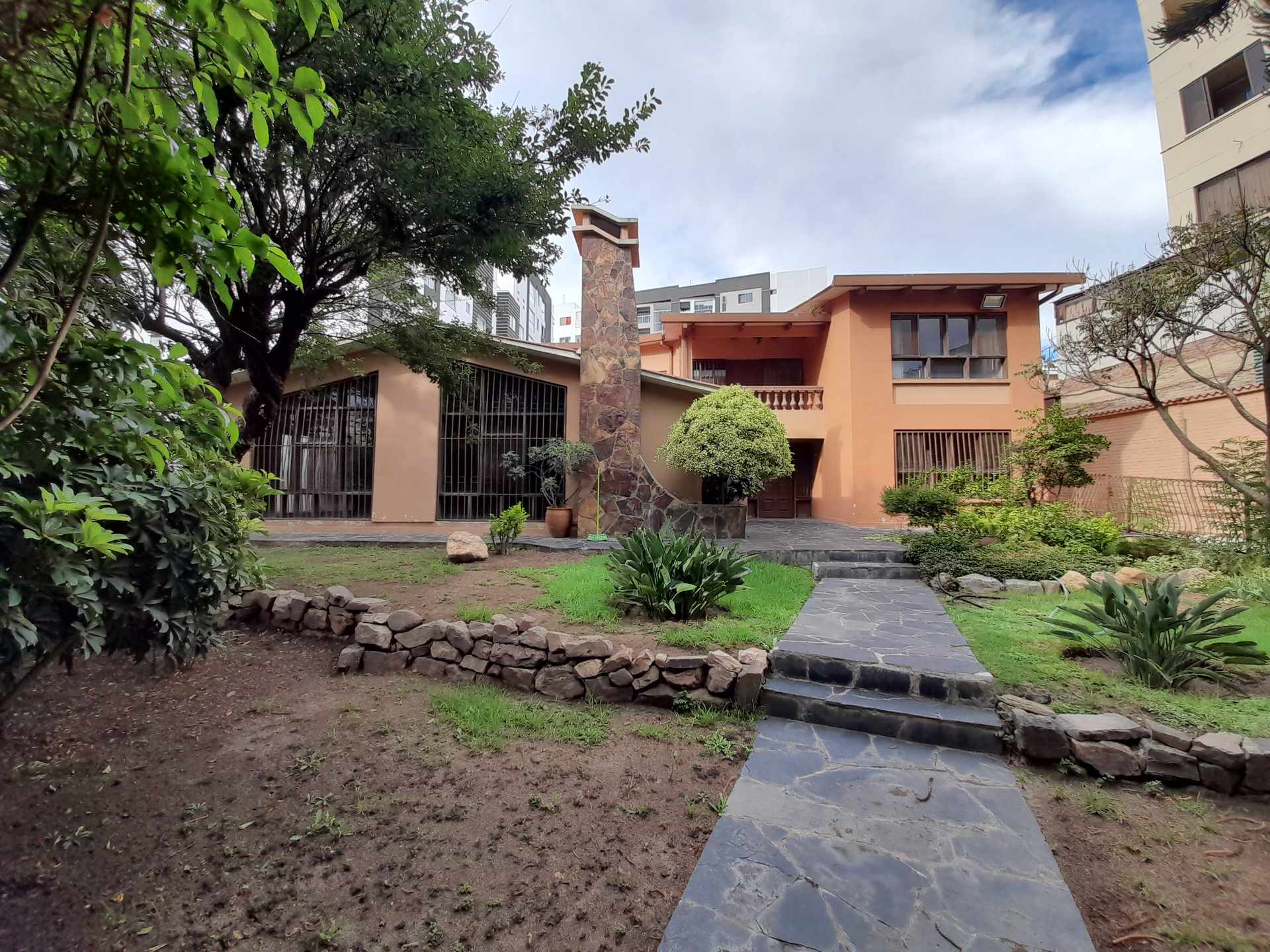 Casa en Cala Cala en Cochabamba 4 dormitorios 6 baños 6 parqueos Foto 1