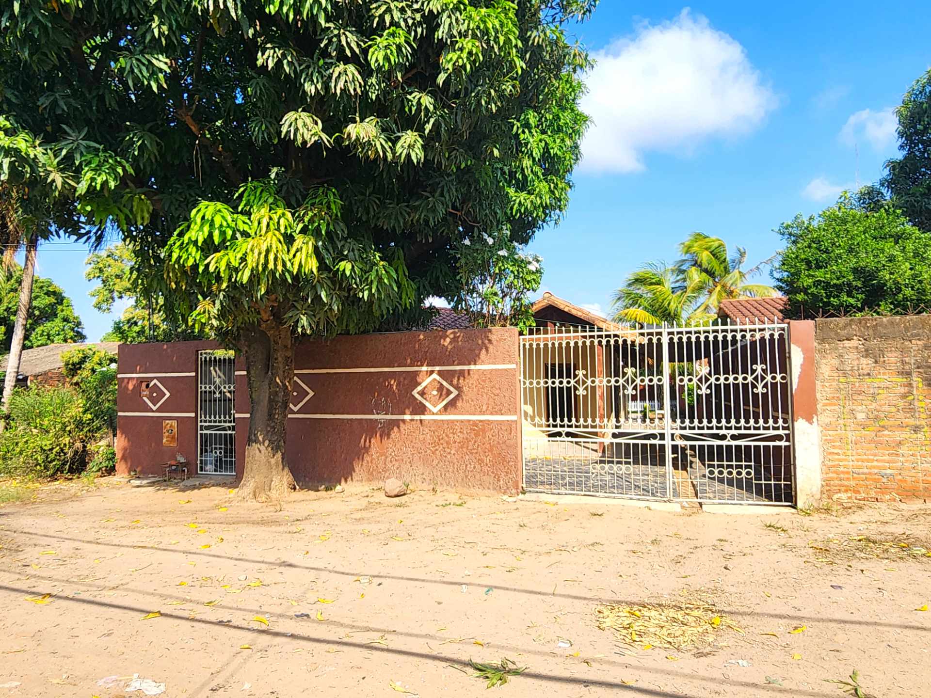Casa en Villa 1ero de Mayo en Santa Cruz de la Sierra 3 dormitorios 3 baños 3 parqueos Foto 1