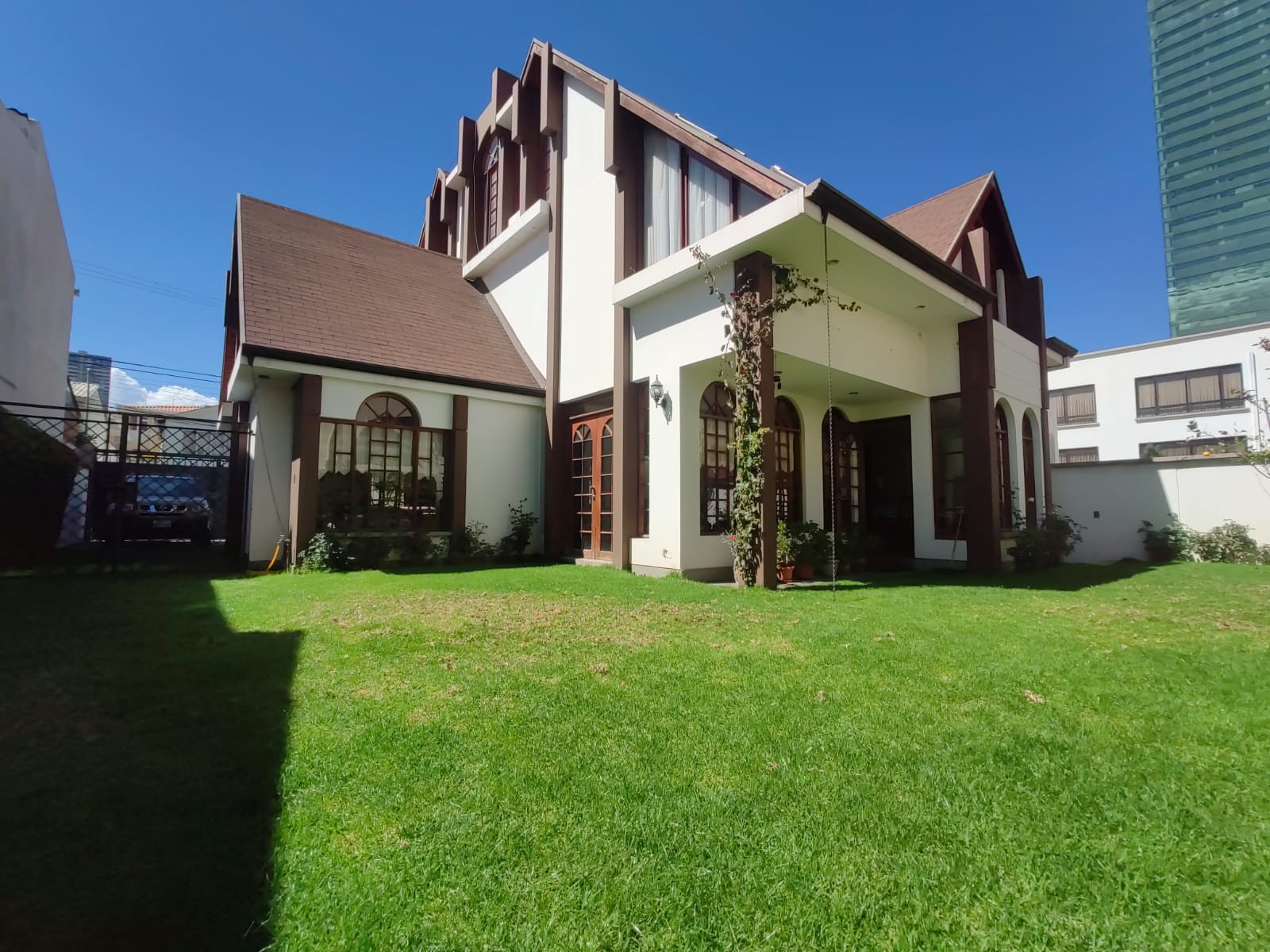 Casa en Achumani en La Paz 5 dormitorios 4 baños 3 parqueos Foto 1