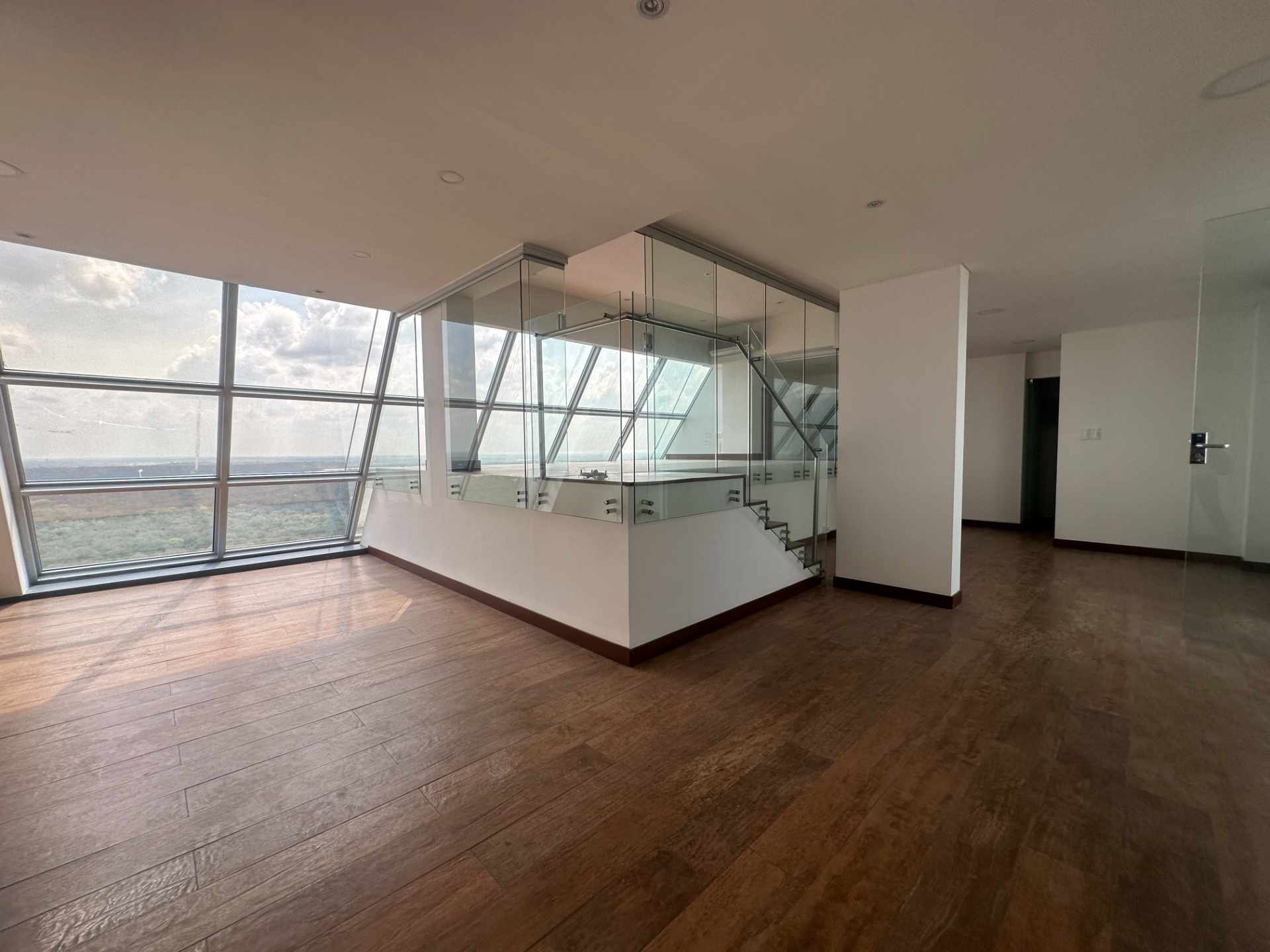 Oficina en Equipetrol en Santa Cruz de la Sierra 10 dormitorios 3 baños 2 parqueos Foto 12