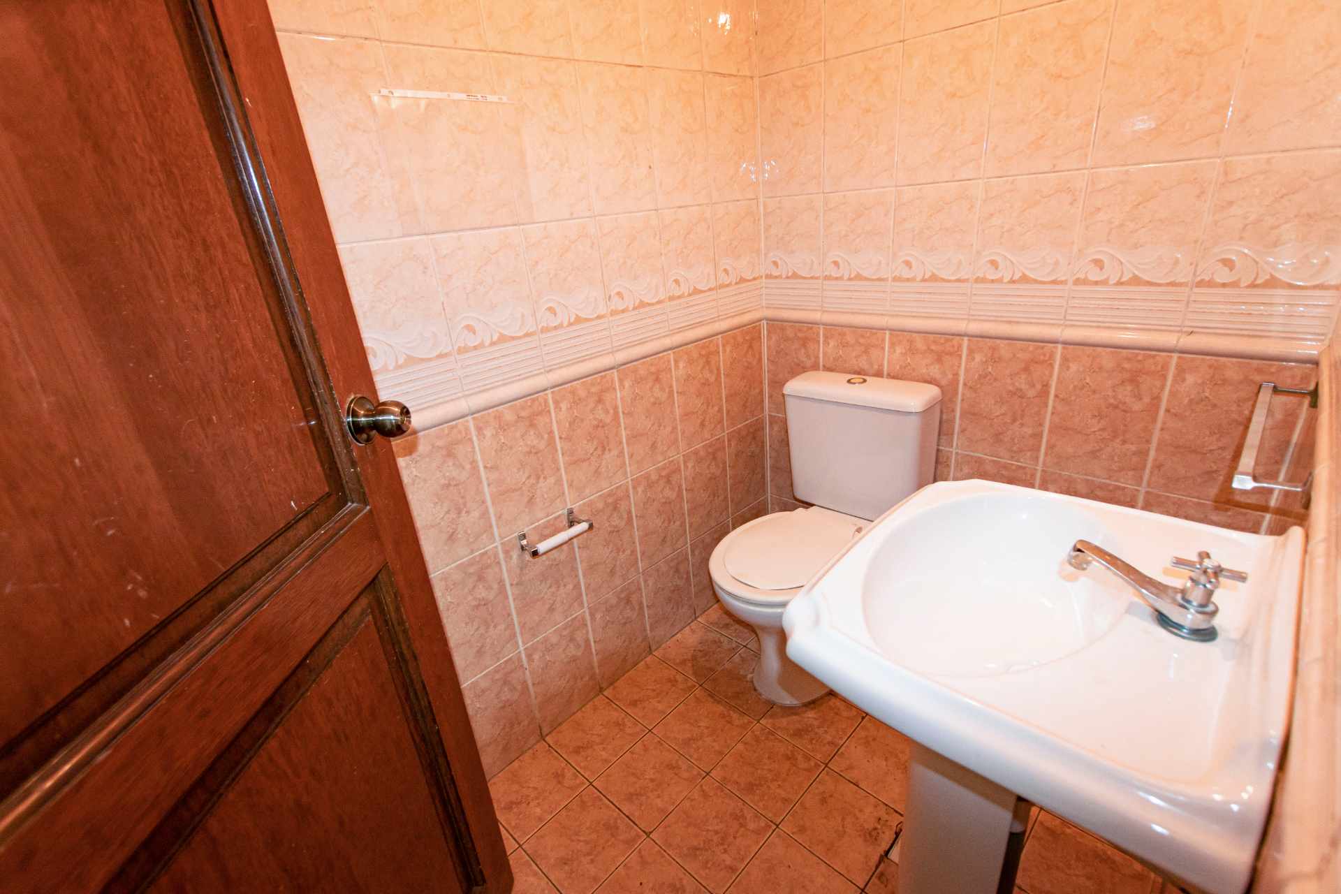 Local comercial en AlquilerAv. Ballivian, Prado - Edif. Torres del Sol - Centro - Cochabamba  2 baños  Foto 6