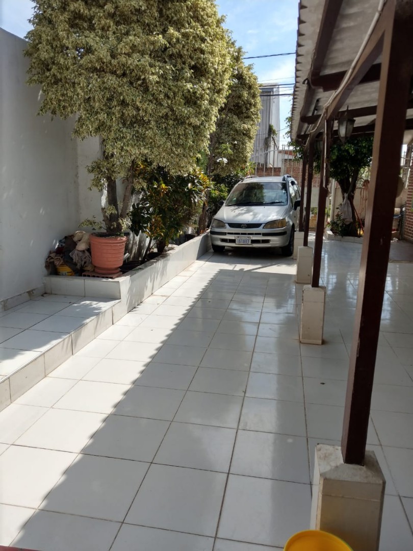 Casa en VentaBarrio Nueva Esperanza
Entre Av. 2 de agosto y Cambodromo  8 dormitorios 3 baños 2 parqueos Foto 8