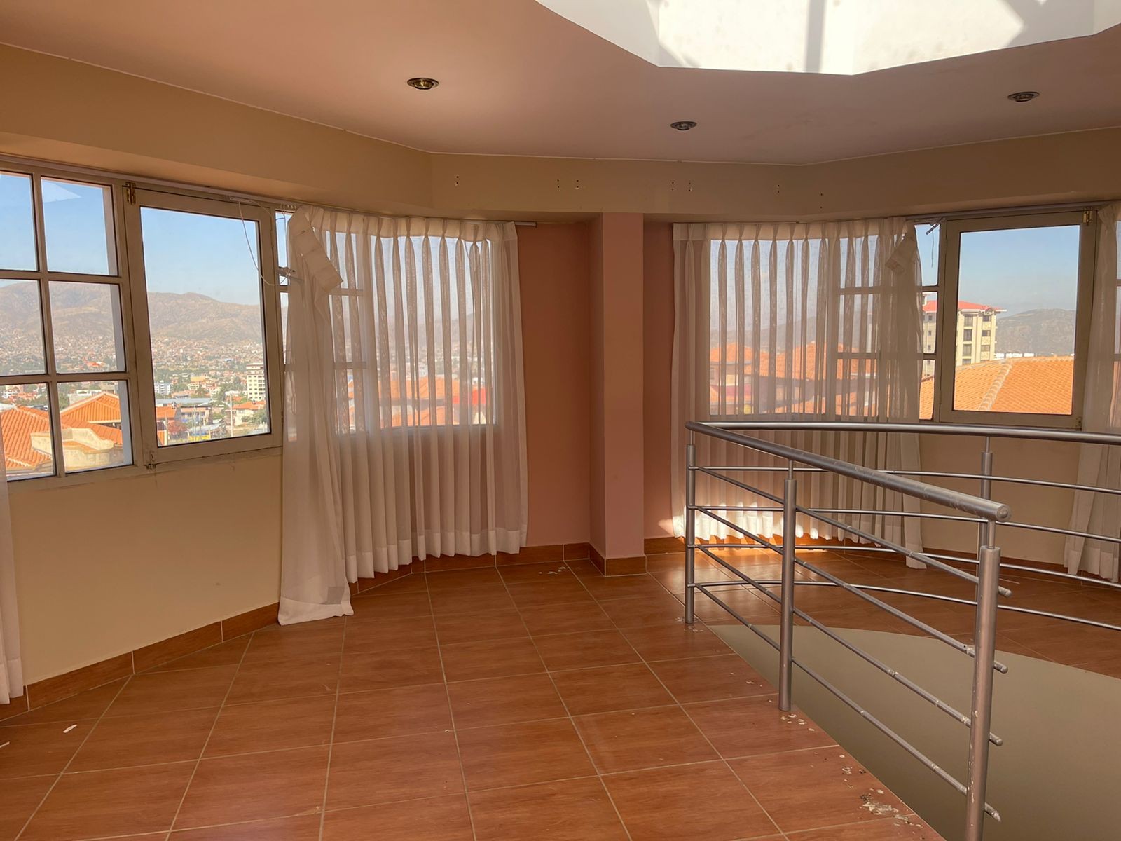 Casa en Sacaba en Cochabamba 4 dormitorios 4 baños 3 parqueos Foto 8