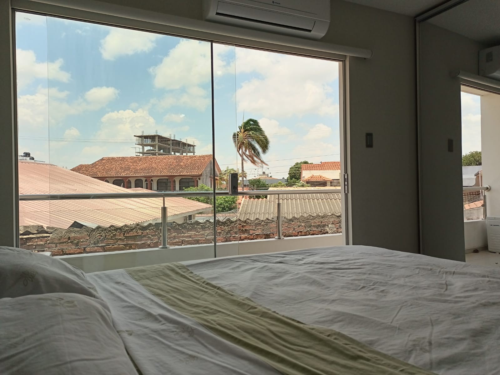 Departamento en AlquilerCONDOMINIO JERICO Av. Beni entre el tercer anillo externo y la calle 1 Oeste. A 75 metros de la Universidad Privada Domingo Savio, en la calle Styg Ryden #18 Foto 5