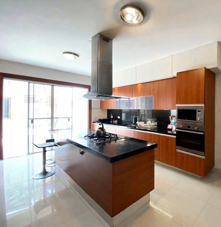 Casa en AnticréticoANTICRETICO
Zona Norte
Av. Alemana 2do y 3er anillo 4 dormitorios 4 baños 4 parqueos Foto 14