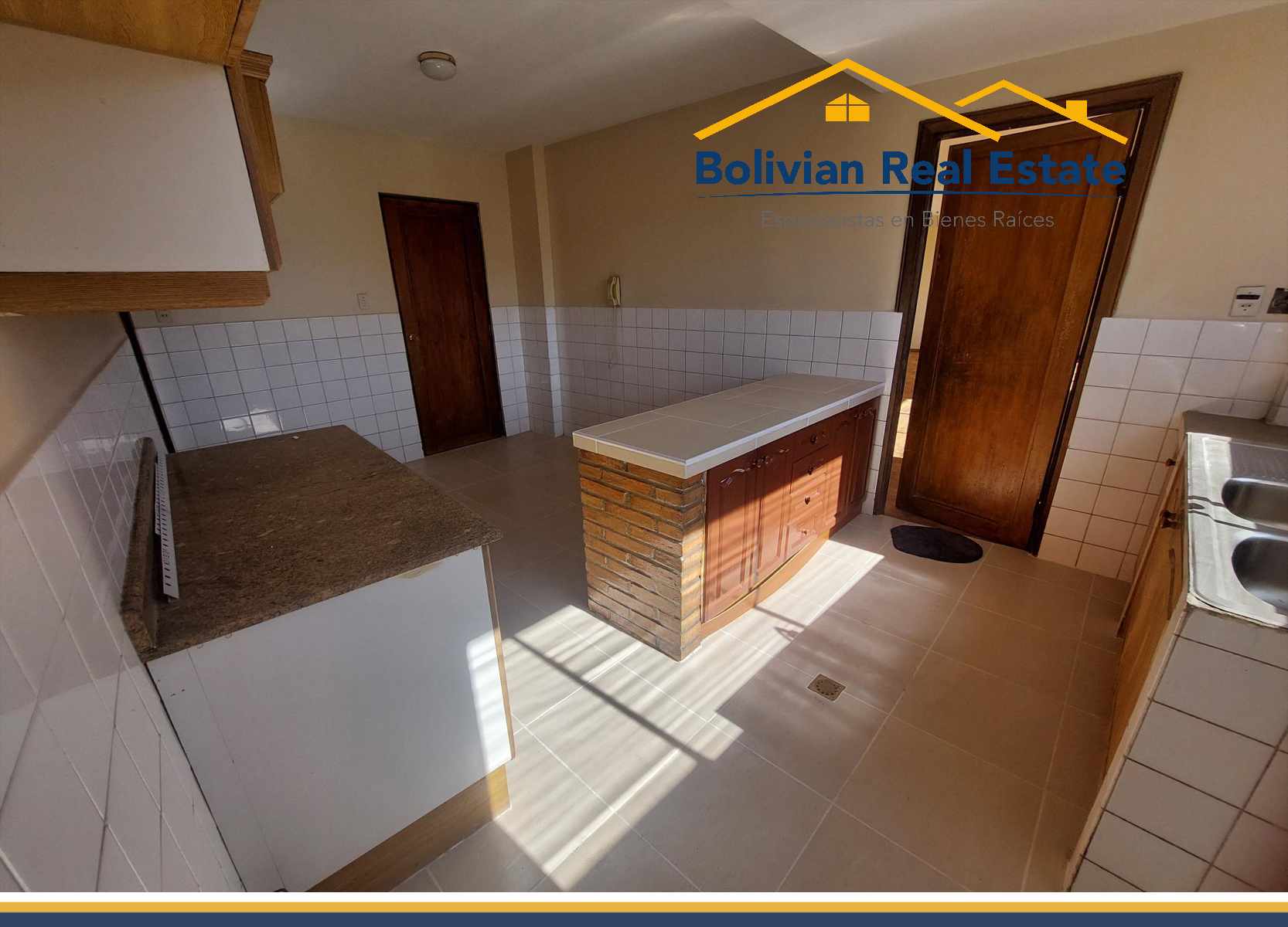 Departamento en VentaSOPOCACHI AV. SANCHEZ LIMA, DEPARTAMENTO EN VENTA SOLO PAGO AL CONTADO 3 dormitorios 2 baños 1 parqueos Foto 3