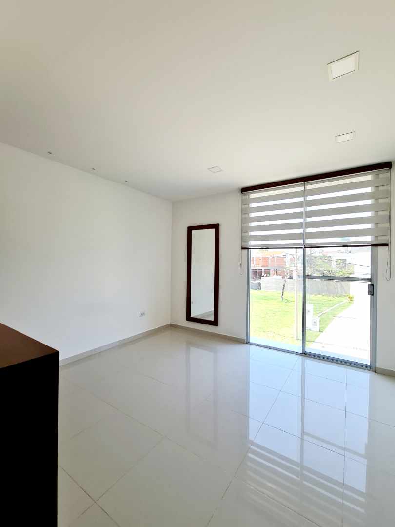 Casa en Urubó en Santa Cruz de la Sierra 4 dormitorios 5 baños 4 parqueos Foto 21