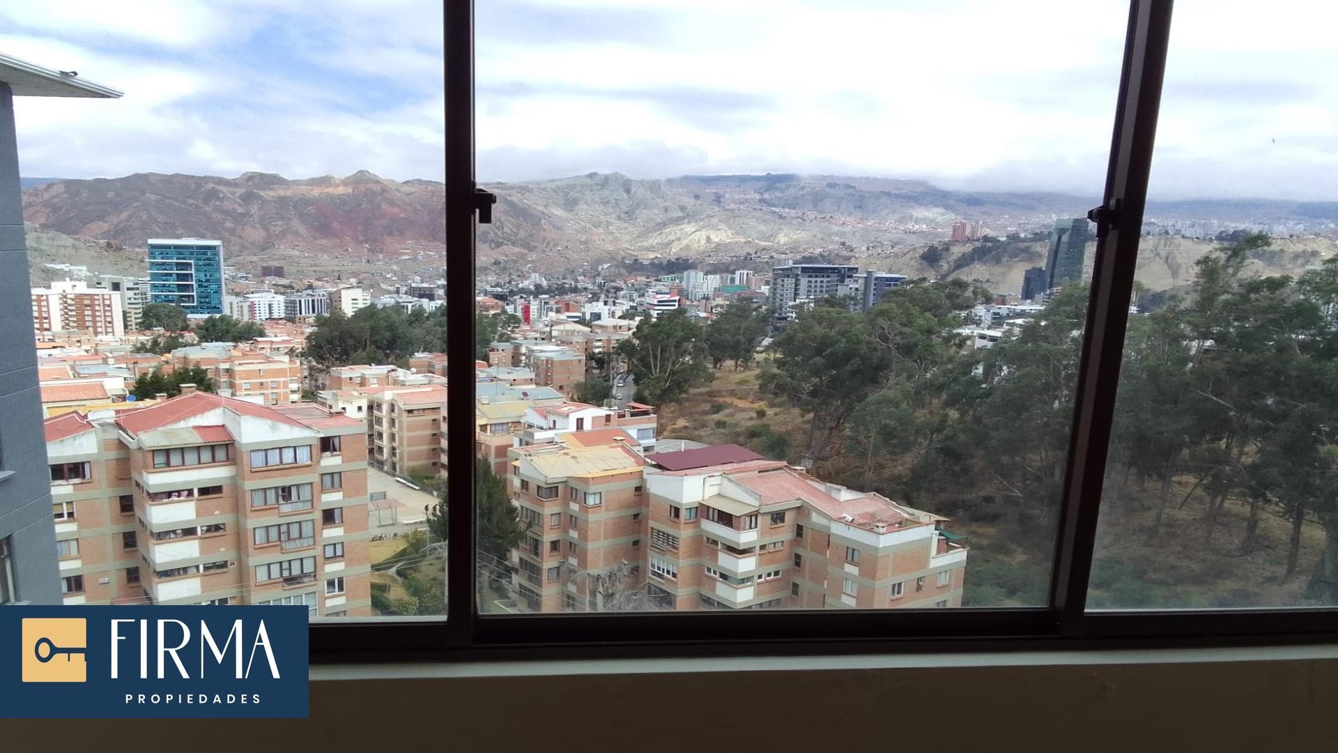 Departamento en Los Pinos en La Paz 3 dormitorios 4 baños 1 parqueos Foto 4