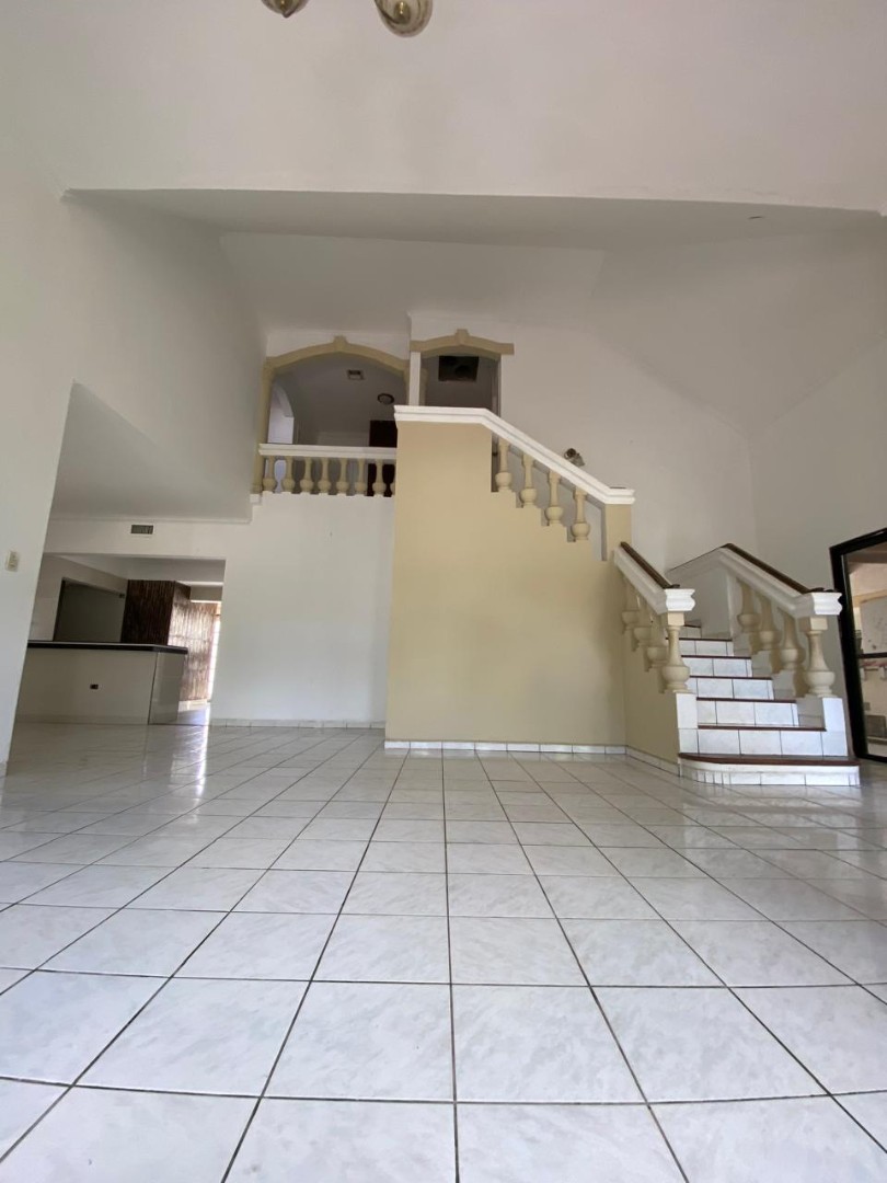 Casa en Entre 4to y 5to anillo Sur en Santa Cruz de la Sierra 5 dormitorios 4 baños 3 parqueos Foto 7