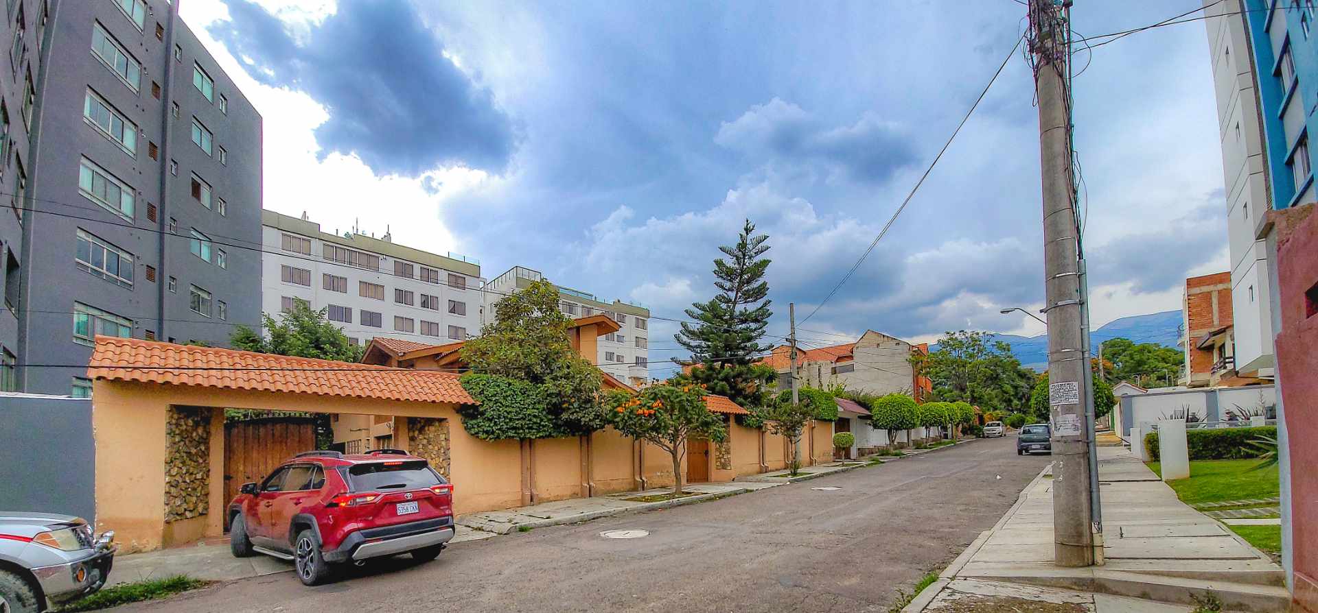 Casa en VentaZona Cala Zala - Cochabamba 
 5 dormitorios 6 baños 3 parqueos Foto 4