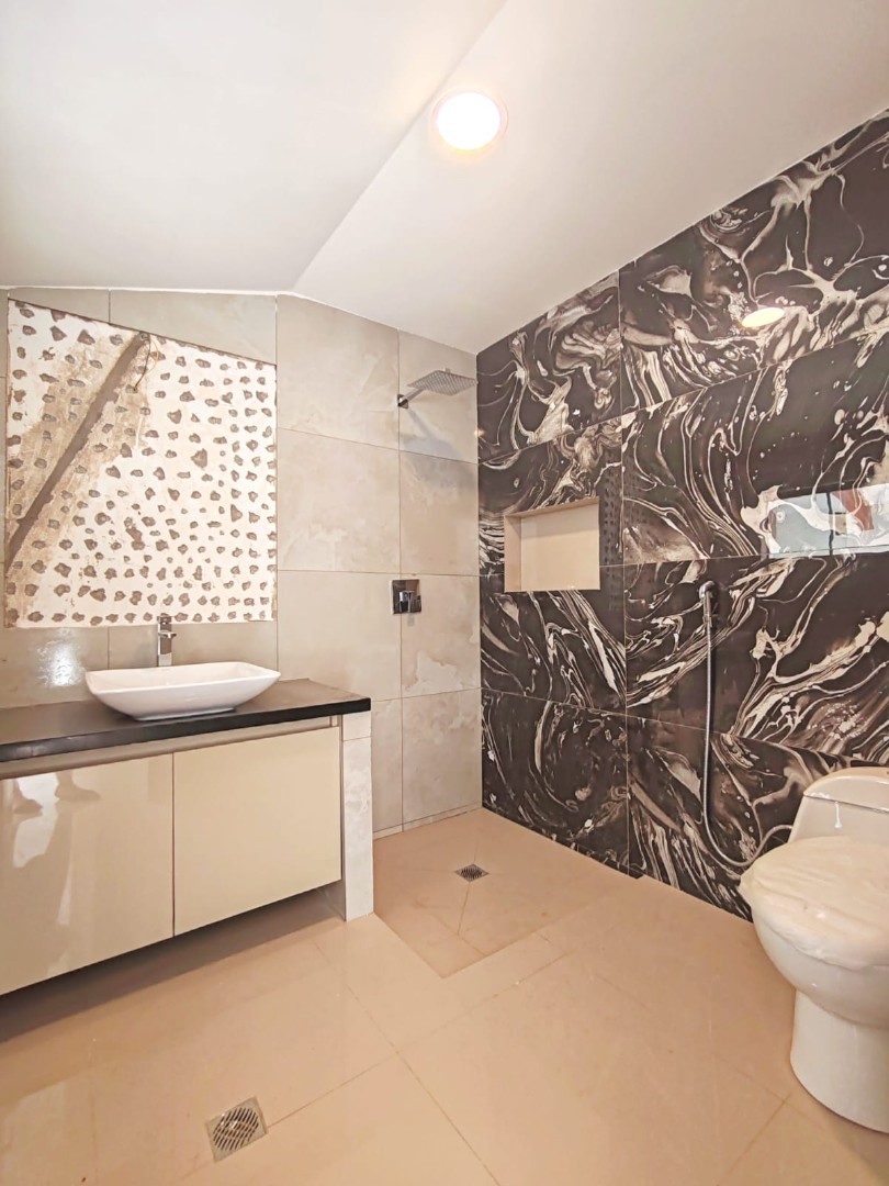 Casa en VentaZONA OESTE
AV. Piraí y Rad. 17½
Casa Independiente  3 dormitorios 3 baños 2 parqueos Foto 3