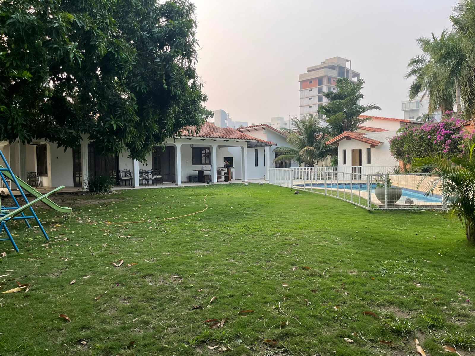 Casa en AlquilerAv. Beni y 2do Anillo - Distinguida y amplia casa de una planta 4 dormitorios 4 baños 3 parqueos Foto 4