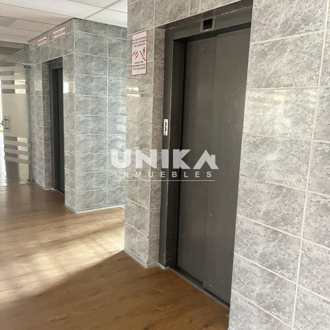 Oficina en AlquilerAMPLIA OFICINA SOLEADA EN LA MEJOR UBICACIÓN , ASCENSOR PRIVADO 4 AMBIENTES , SALA DE REUNIÓN. Foto 7