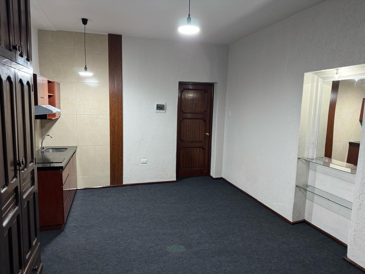 Departamento en AlquilerEn el Centro a 3 cuadras de la plaza :: Amplio dpto de 1 dorm.  1 dormitorios 1 baños  Foto 2