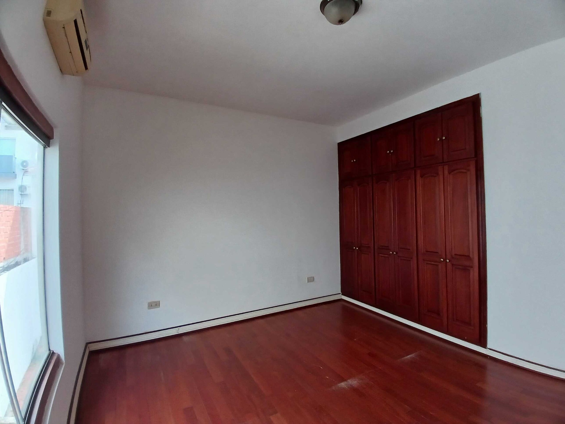 Casa en Entre 4to y 5to anillo Norte en Santa Cruz de la Sierra 3 dormitorios 3 baños 2 parqueos Foto 9