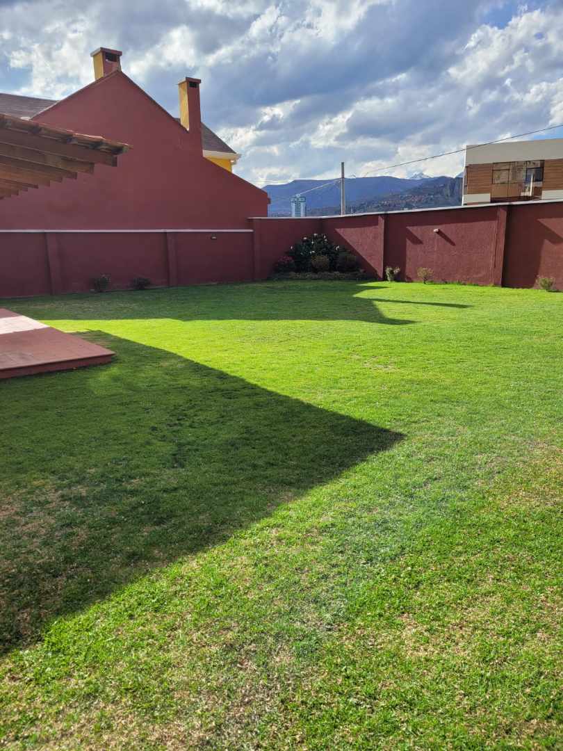 Casa en AlquilerAUQUISAMAÑA - ZONA SUR DE LA PAZ 4 dormitorios 5 baños 3 parqueos Foto 2