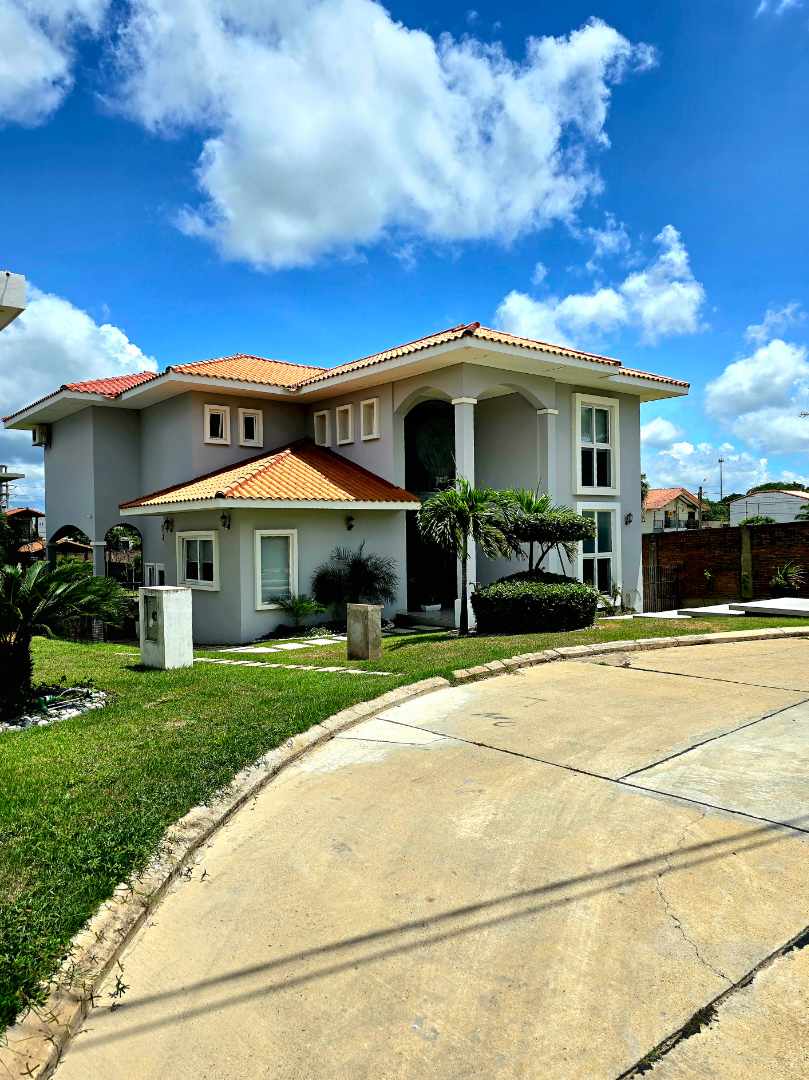 Casa en Urubó en Santa Cruz de la Sierra 4 dormitorios 4 baños 3 parqueos Foto 2