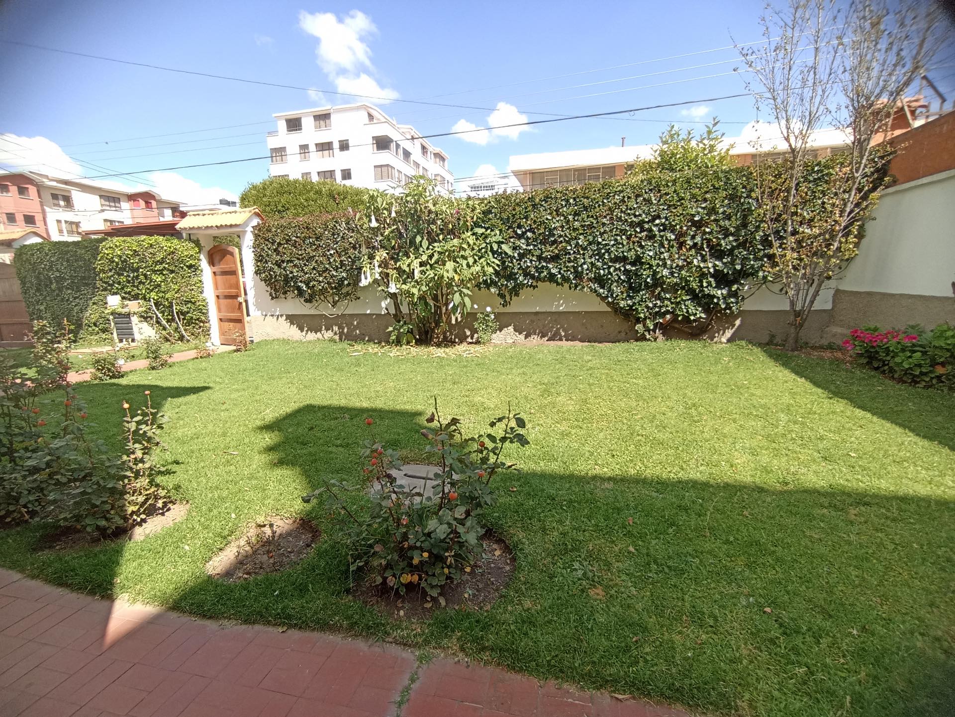 Departamento en VentaCASA EN VENTA / IRPAVI 7 dormitorios 5 baños 5 parqueos Foto 3