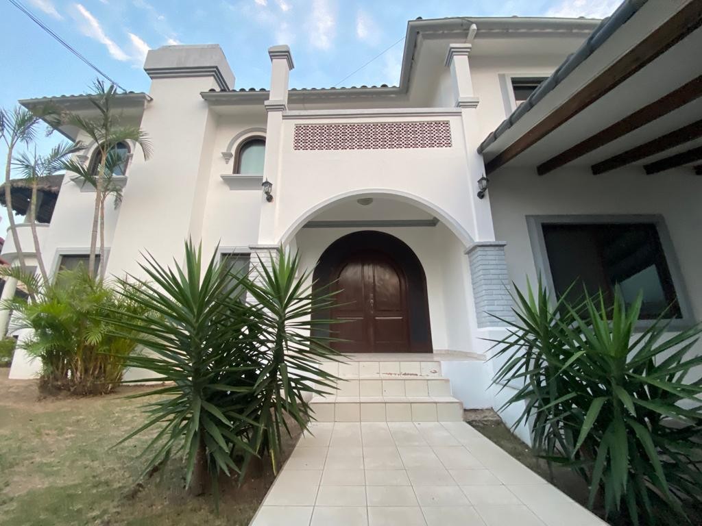 En Alquiler a $us 1,800 Foto 5