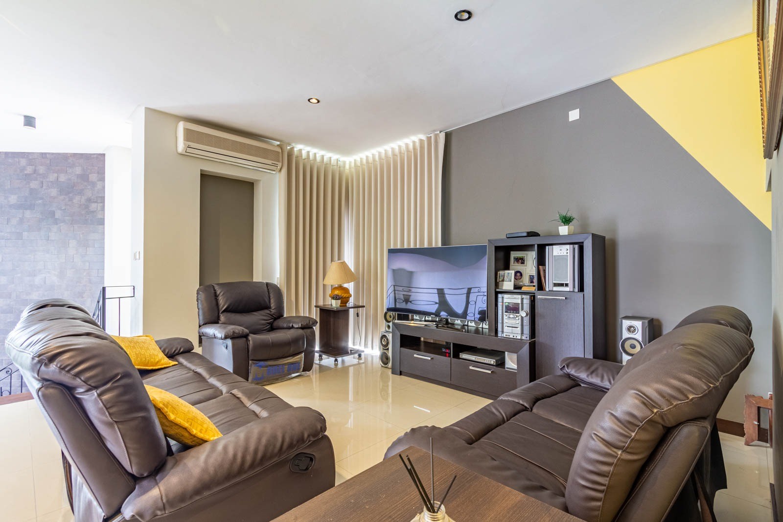 Casa URUBO CONDOMINIO JARDINES DEL URUBO 1
HERMOSA Y ELEGANTE AMOBLADA CASA EN ALQUILER !!!!
CON 4 HABITACIONES SUITE  Foto 28