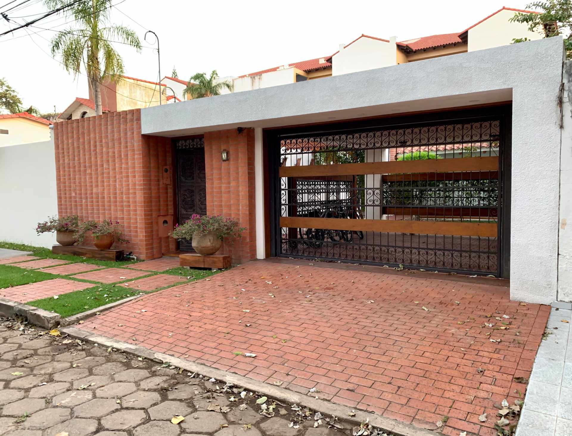 Casa en Las Palmas en Santa Cruz de la Sierra 3 dormitorios 4 baños 2 parqueos Foto 1