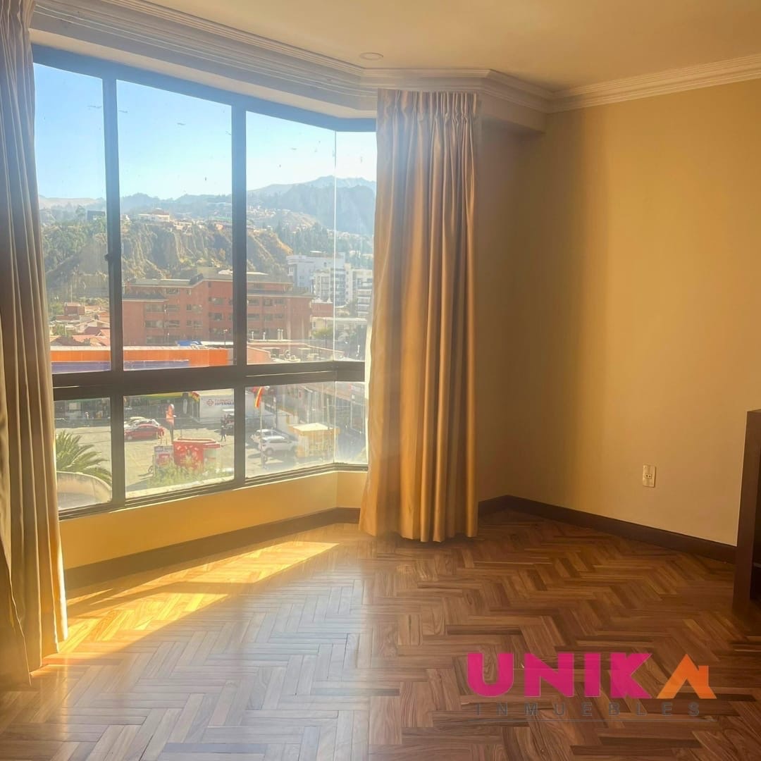 Departamento en AlquilerHermoso Penthouse Duplex Semi Amueblado, con lindas vista , Calacoto  3 dormitorios 4 baños 2 parqueos Foto 6