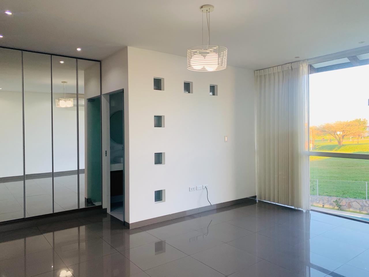 Casa en Urubó en Santa Cruz de la Sierra 5 dormitorios 5 baños 2 parqueos Foto 13