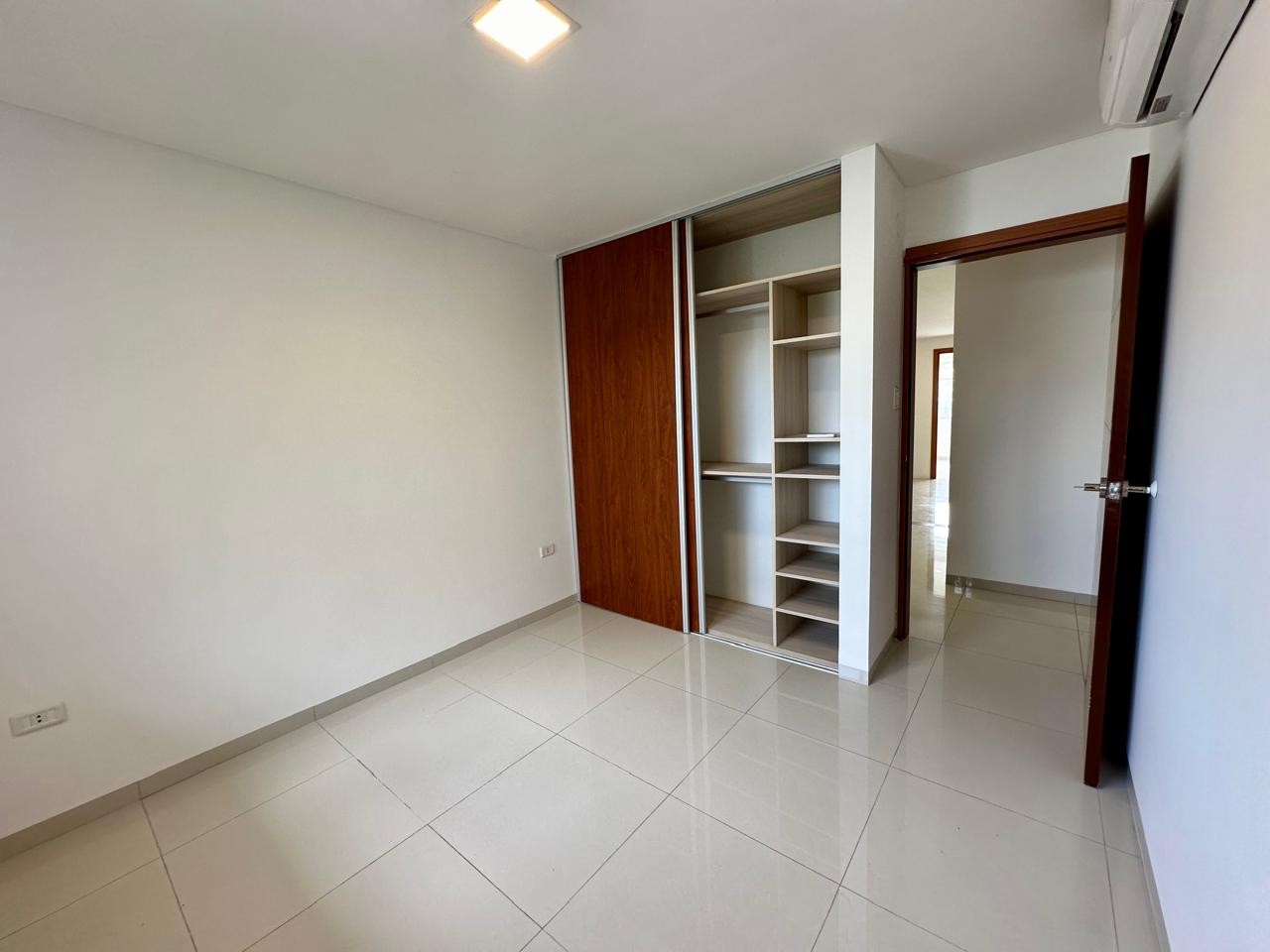 Casa en VentaEn Venta Hermosa Casa de 4 Dormitorios en Condominio en Av. Piraí Zona de Condominios Foto 8