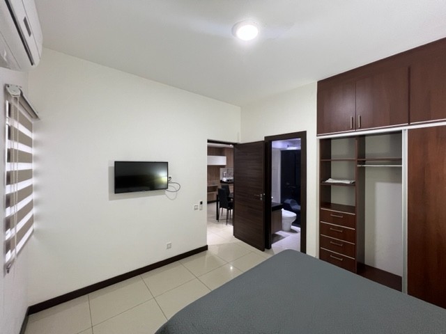 Departamento en AlquilerCondominio Onix, ubicación top y exclusiva en Equipetrol Norte, próximo a Manzana 40, Hotel Camino Real, Supermercados Hipermaxi, Shopping Fidalga, Mall Ventura, bancos, farmacias, cafés y restaurantes. Cerca de todo a pie. 1 dormitorios 1 baños 1 parqueos Foto 8