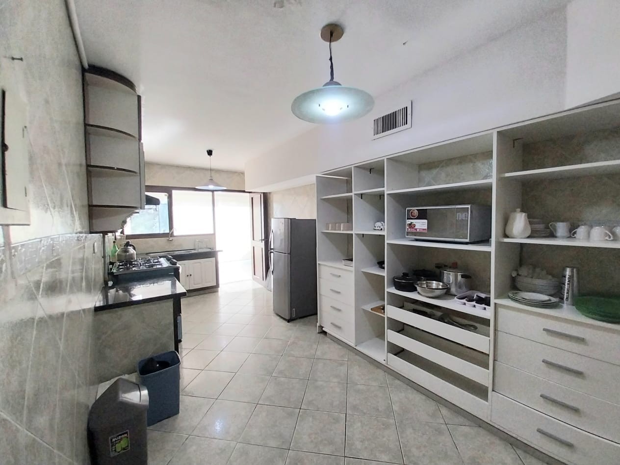 Casa en Alquiler📍 ZONA OESTE, BARRIO URBARÍ 4 dormitorios 4 baños 3 parqueos Foto 5