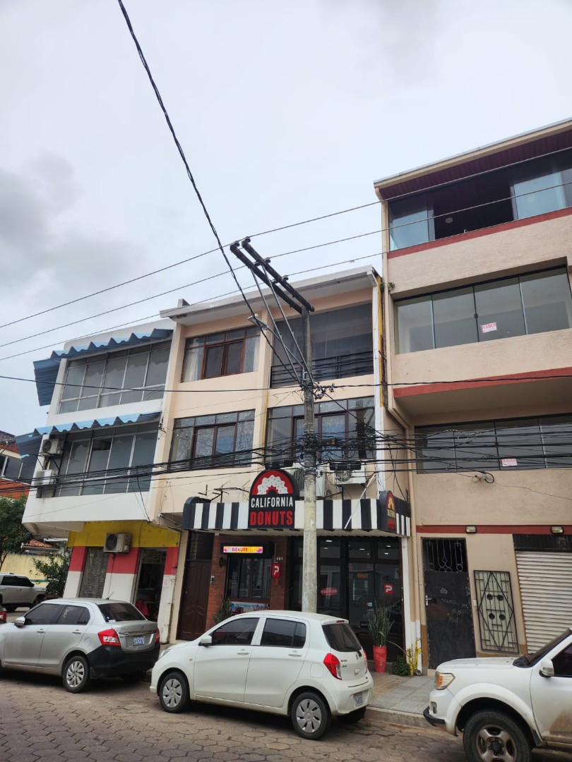 Edificio en VentaCalle Independencia esquina Monseñor Salvatierra 6 dormitorios 4 baños 1 parqueos Foto 2