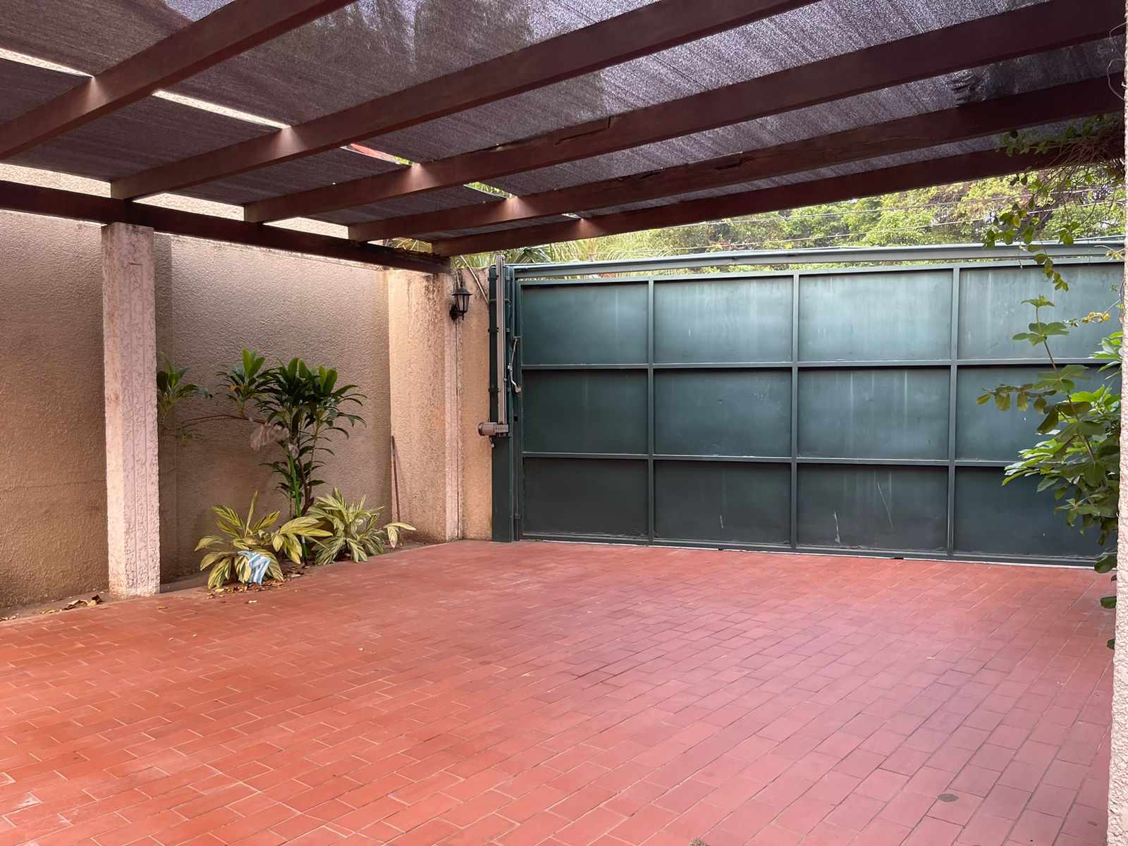 Casa en AlquilerAv. Beni y 2do Anillo - Distinguida y amplia casa de una planta 4 dormitorios 4 baños 3 parqueos Foto 22