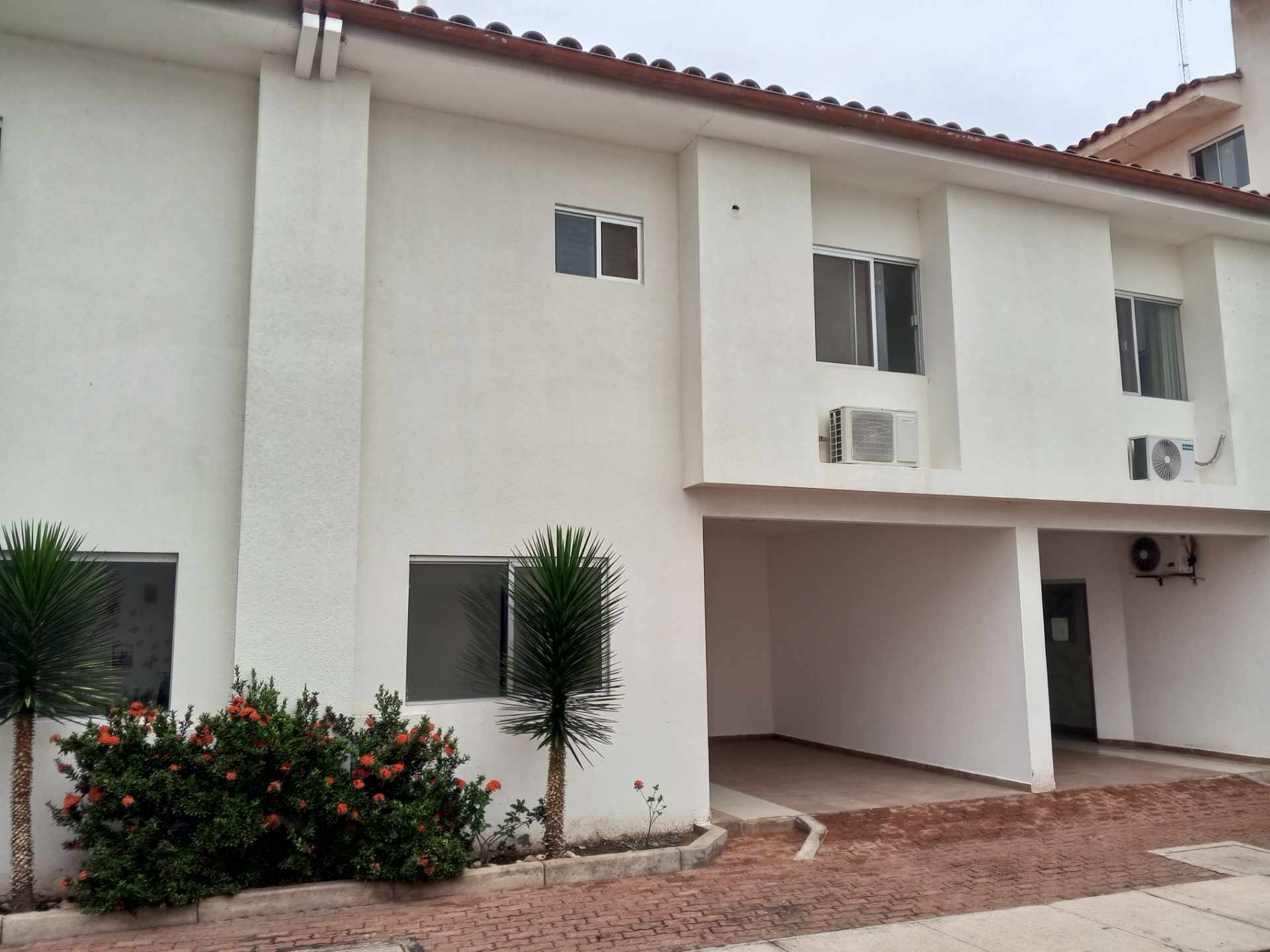 Casa [CONDOMINIO JERUSALEN| 4TO. Y 5TO. ANILLO ZONA NORTE ENTRE RADIAL 26 Y 27 CERCA DE MALL LAS BRISAS] ALQUILER SIN MUEBLES CASA DE 2 PLANTAS, DE 3 DORMITORIOS PET FRIENDLY, CON DEPENDENCIAS Y PARQUEO TECHADO Foto 1