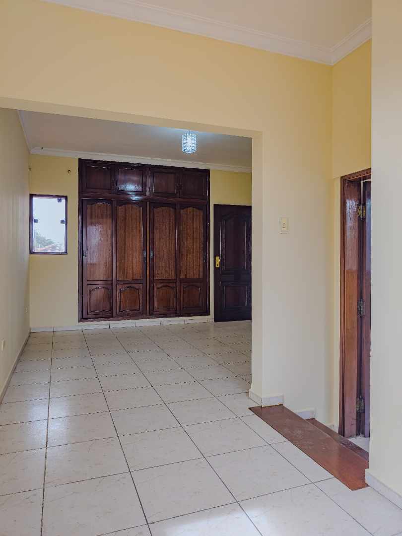 Casa en Entre 1er y 2do anillo Norte en Santa Cruz de la Sierra 4 dormitorios 4 baños 3 parqueos Foto 16