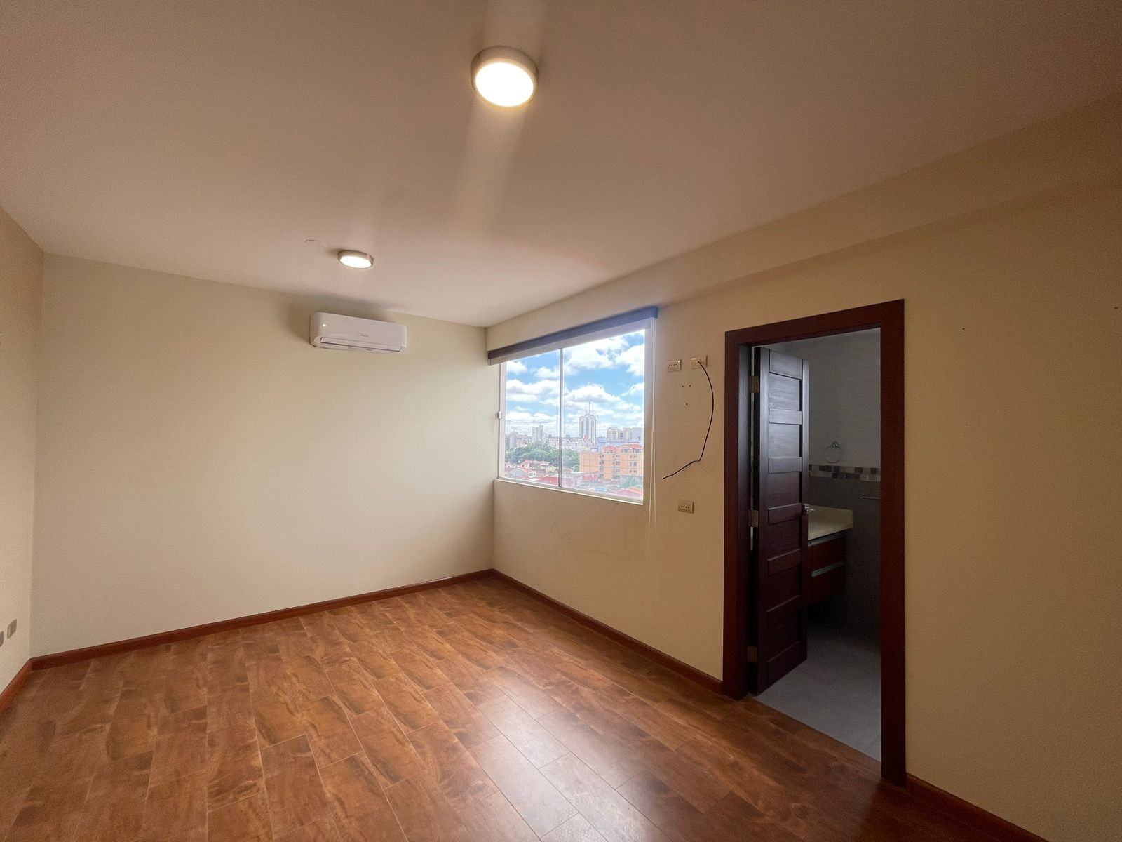 Departamento en Entre 1er y 2do anillo Norte en Santa Cruz de la Sierra 2 dormitorios 2 baños  Foto 9