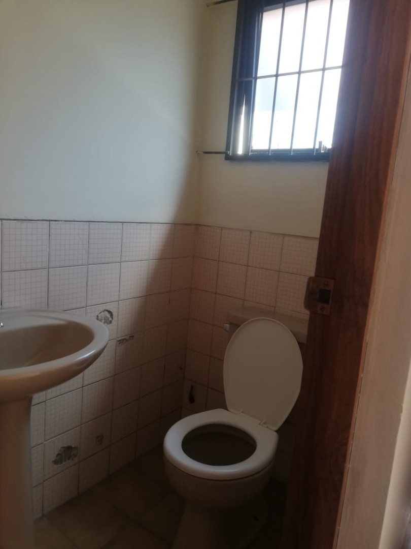 Local comercial en AlquilerCalle Sucre, entre Lanza y Antezana  1 baños  Foto 3