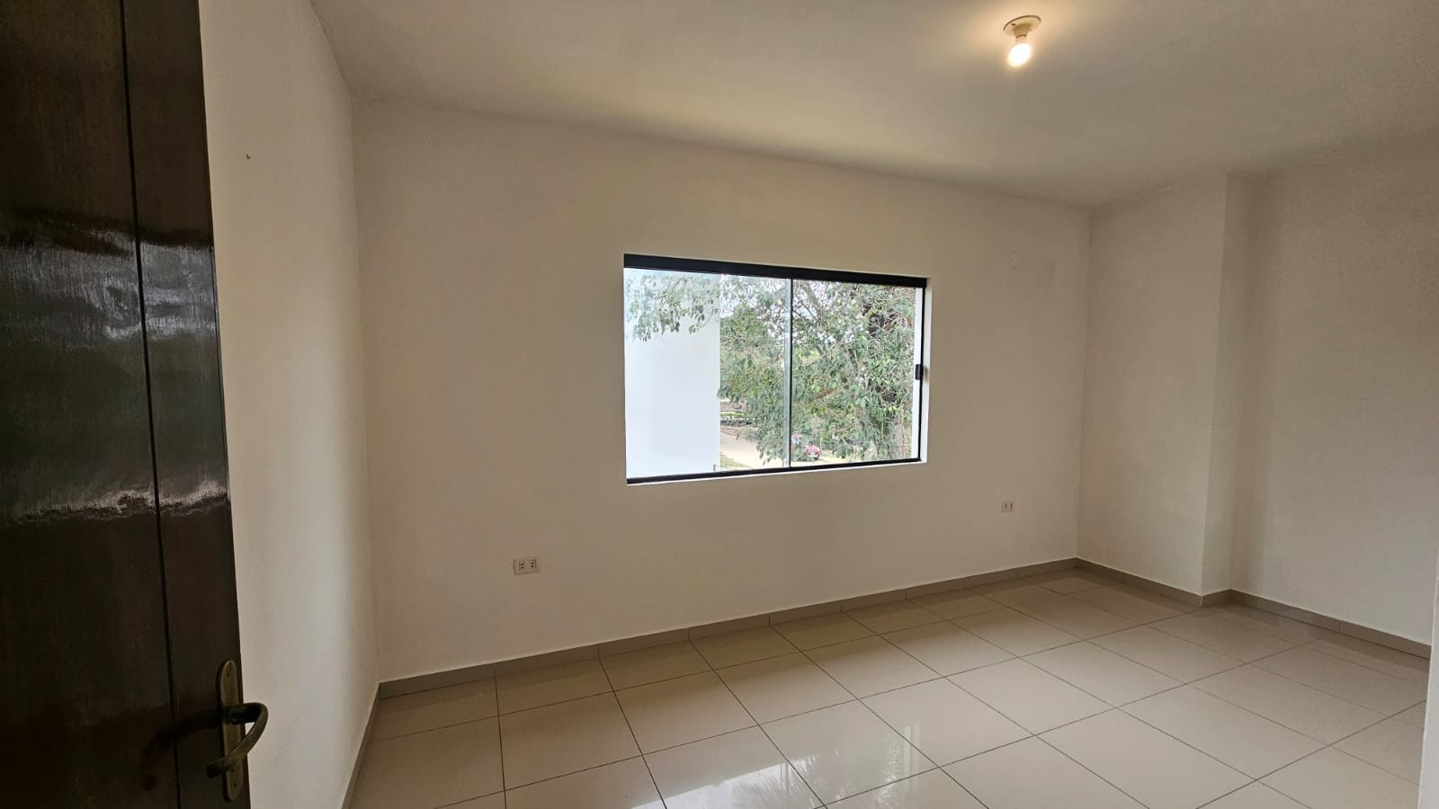 Casa en AlquilerEn el Urubo alquilo hermosa casa de 2 pisos de 3 dormitorios  3 dormitorios 4 baños 2 parqueos Foto 6