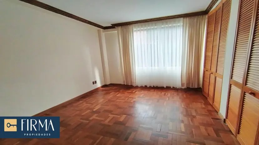 Departamento en AlquilerAvenida Ballivian esquina calle 10 de Calacoto Foto 6
