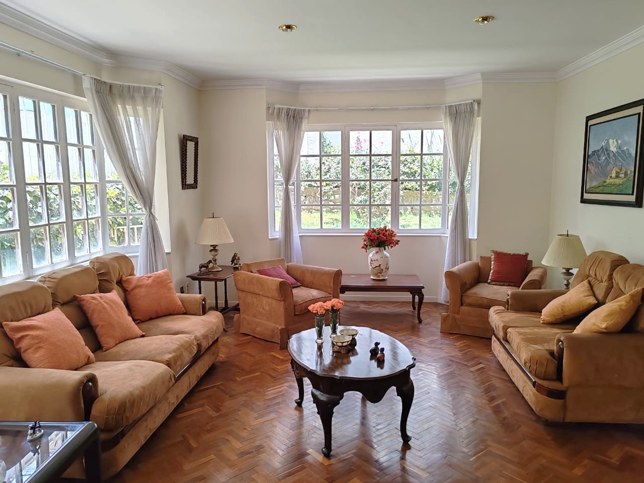 Casa en Venta Amplia y acogedora casa en venta en Irpavi – Zona El Vergel 3 dormitorios 3 baños 3 parqueos Foto 2