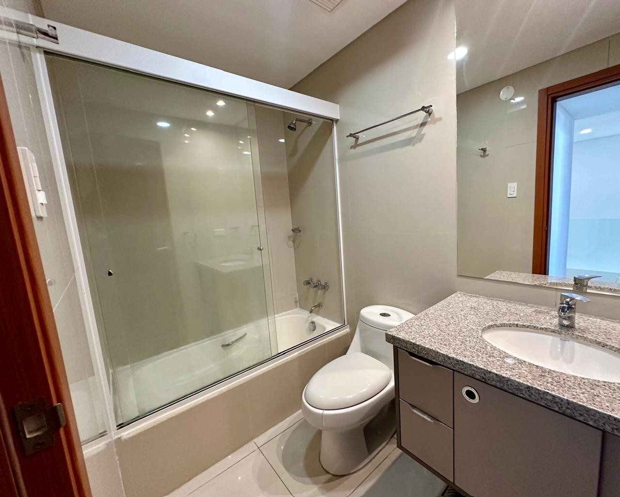 Casa en VentaEn Venta Hermosa Casa de 4 Dormitorios en Condominio en Av. Piraí Zona de Condominios Foto 12