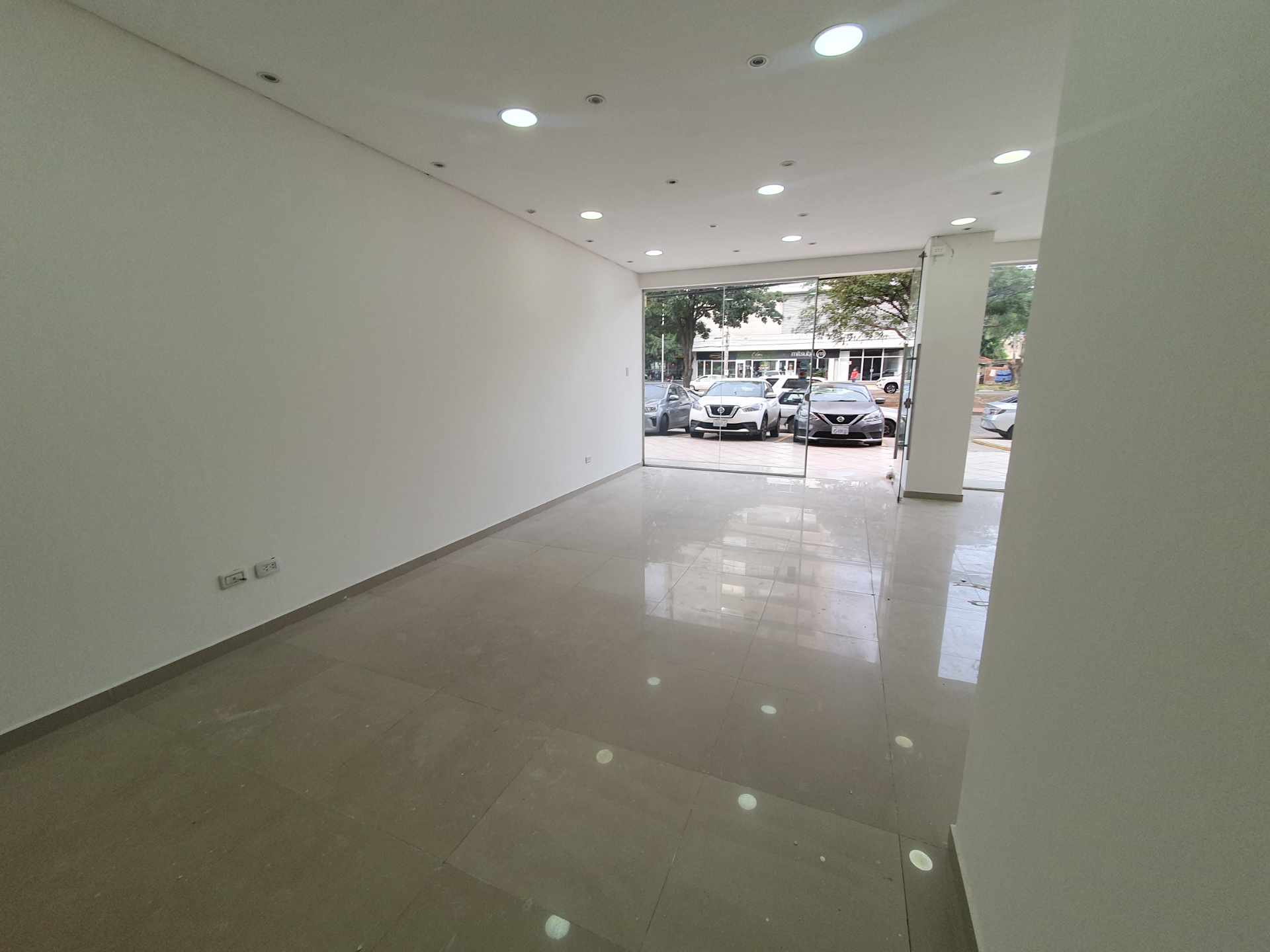 Local comercial en AlquilerSOBRE AVENIDA ALEMANA ALQUILO LOCAL COMERCIAL Foto 2