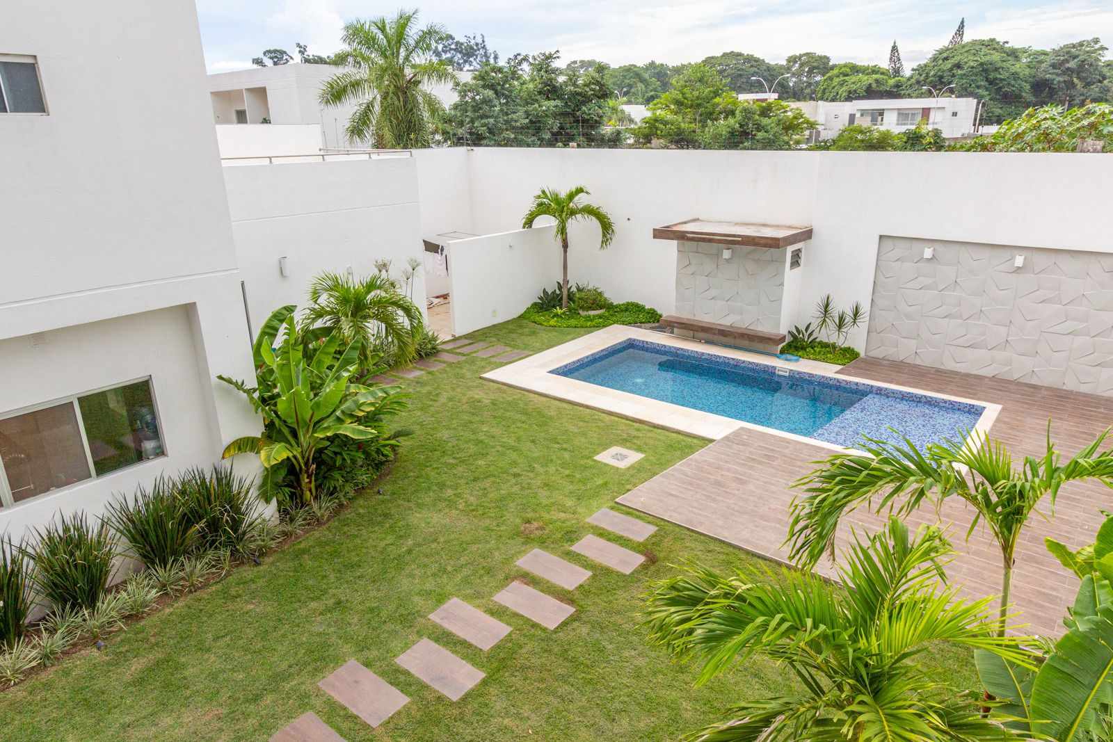 Casa en AlquilerZona Norte, 8vo. Anillo, Cond. Jardines del Norte IV 3 dormitorios 3 baños 4 parqueos Foto 1