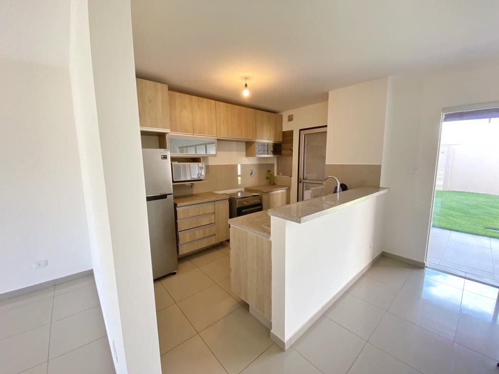 En Alquiler a $us 650 Foto 2