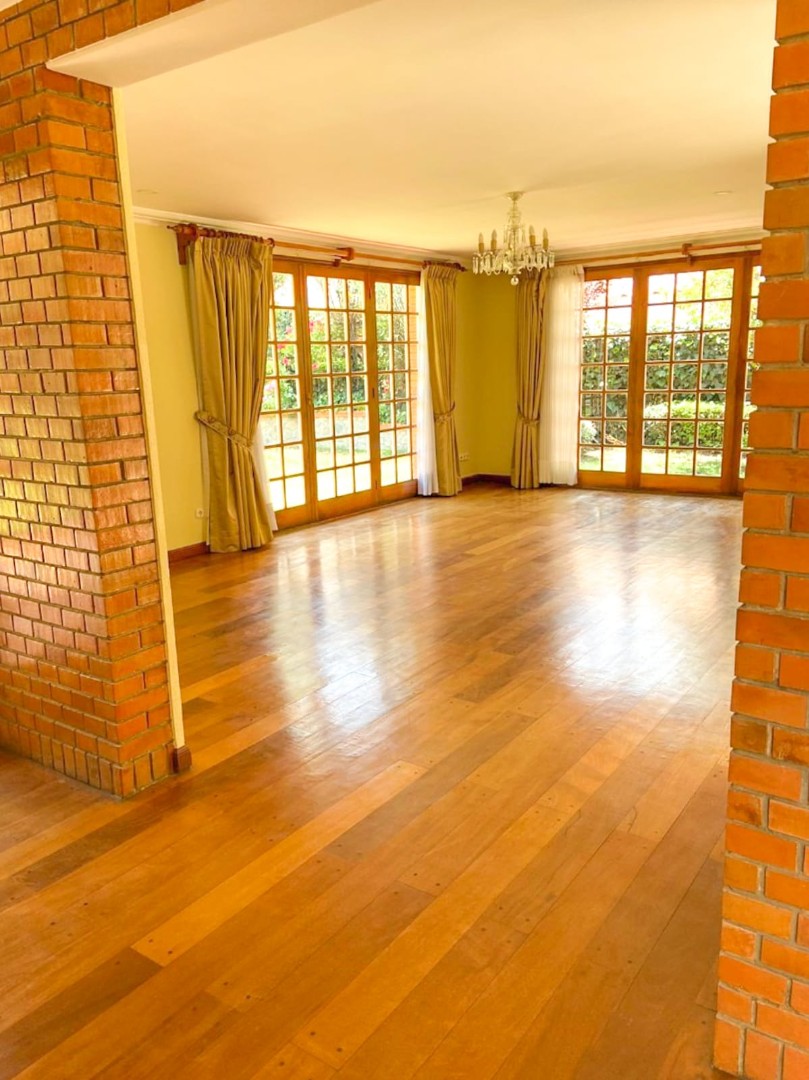 Casa en AlquilerCASA EN ALQUILER  O  VENTA - ZONA SUR DE LA PAZ  4 dormitorios 5 baños 2 parqueos Foto 1
