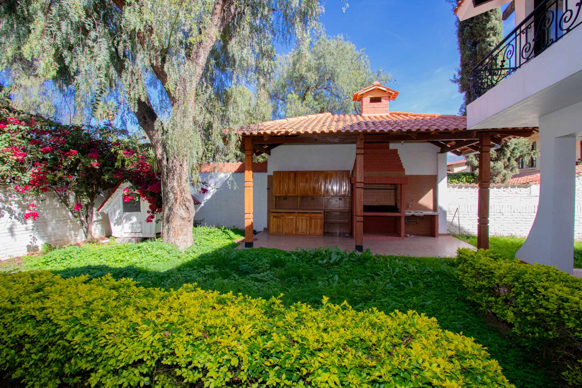 Casa en Muyurina en Cochabamba 6 dormitorios 5 baños 4 parqueos Foto 3